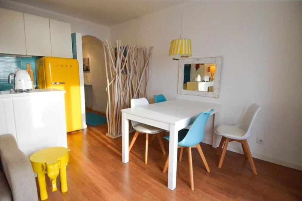 Yellow Submarine on the seafront Apartment in Lisbon District