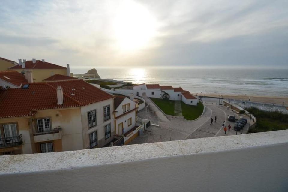 Yellow Submarine on the seafront Apartment in Lisbon District