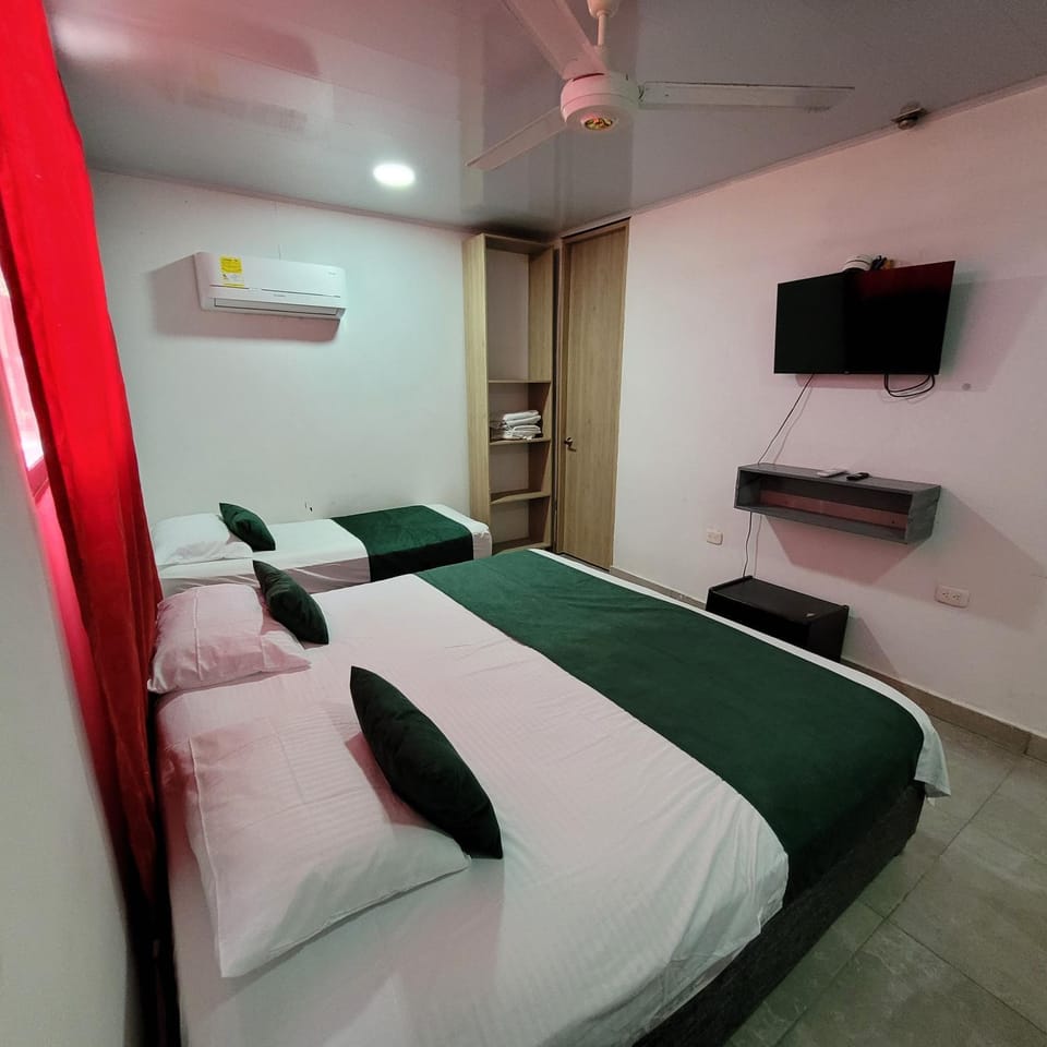 Bed, TV and multimedia, Photo of the whole room, Evening entertainment, Bedroom, air conditioner