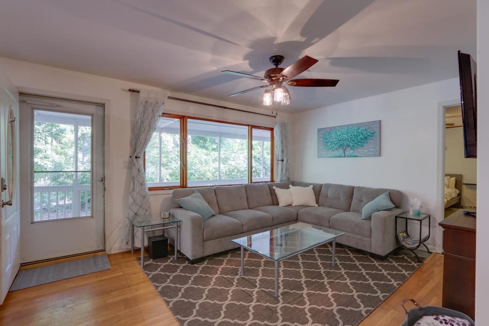 Harpers Ferry Cabin - Walk to Private Lake! Cabin in Shenandoah Valley