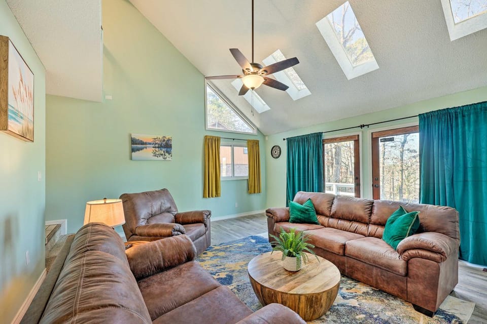 Hot Springs Getaway with Beautiful Lake Views! House in Piney