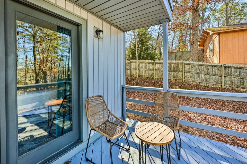 Hot Springs Getaway with Beautiful Lake Views! House in Piney