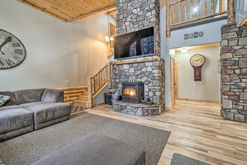 Garden Valley Cabin w/ Loft & Large Deck! Cabin in Valley County