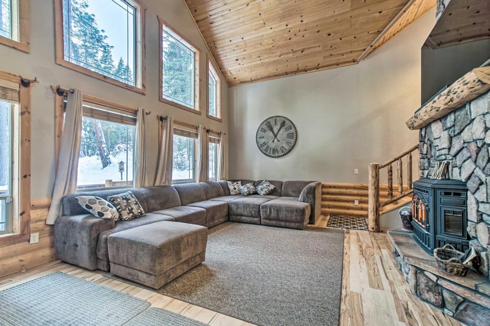 Garden Valley Cabin w/ Loft & Large Deck! Cabin in Valley County
