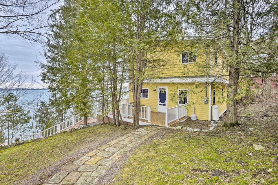 Waterfront Cottage on Sawmill Bay w/ Deck! House in New York