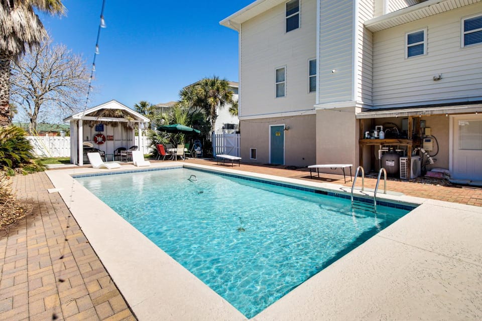 Tybee Island Gem: Spacious Home w/ Private Pool House in Tybee Island