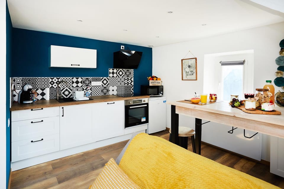 Kitchen or kitchenette, Dining area, minibar