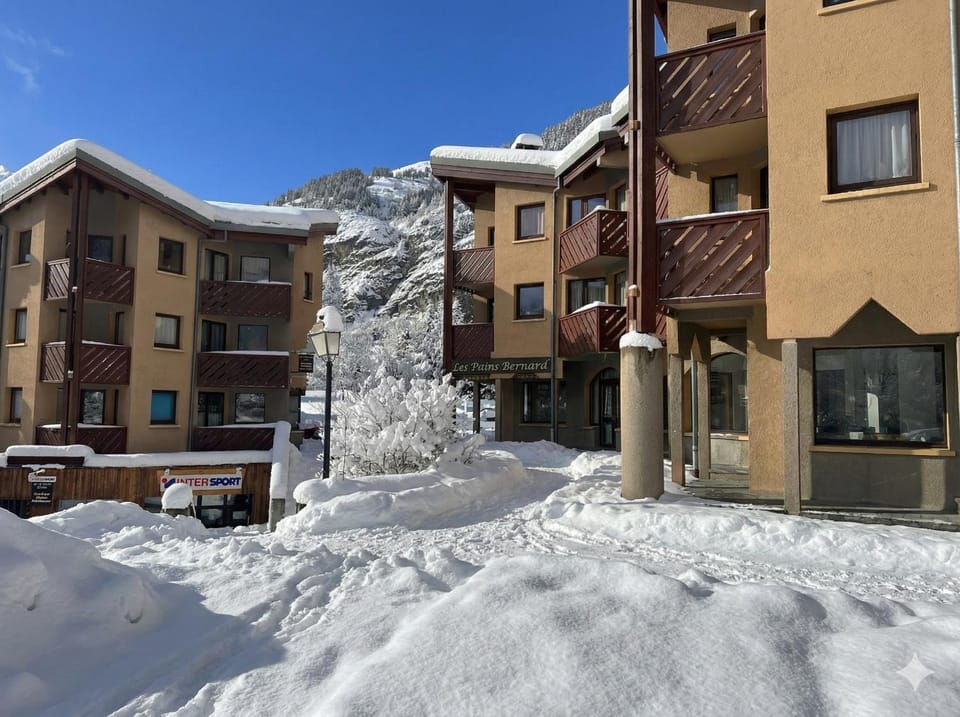 Property building, Natural landscape, Winter