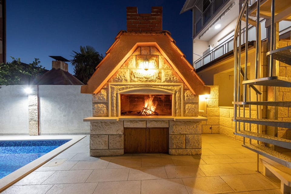 Night, BBQ facilities, Swimming pool