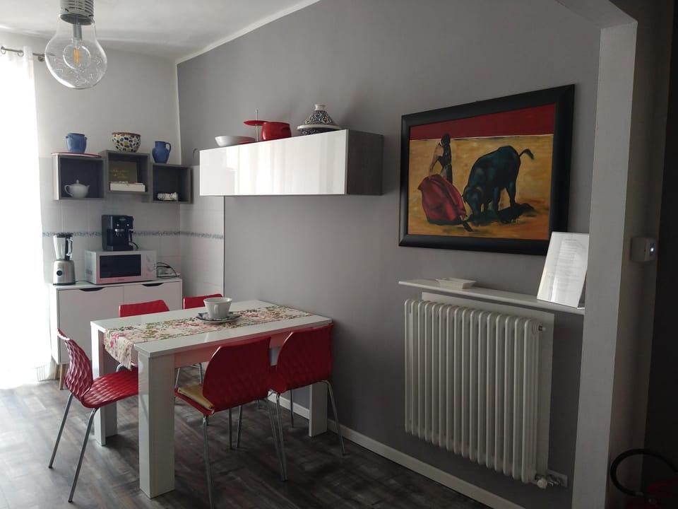 Dining area, minibar