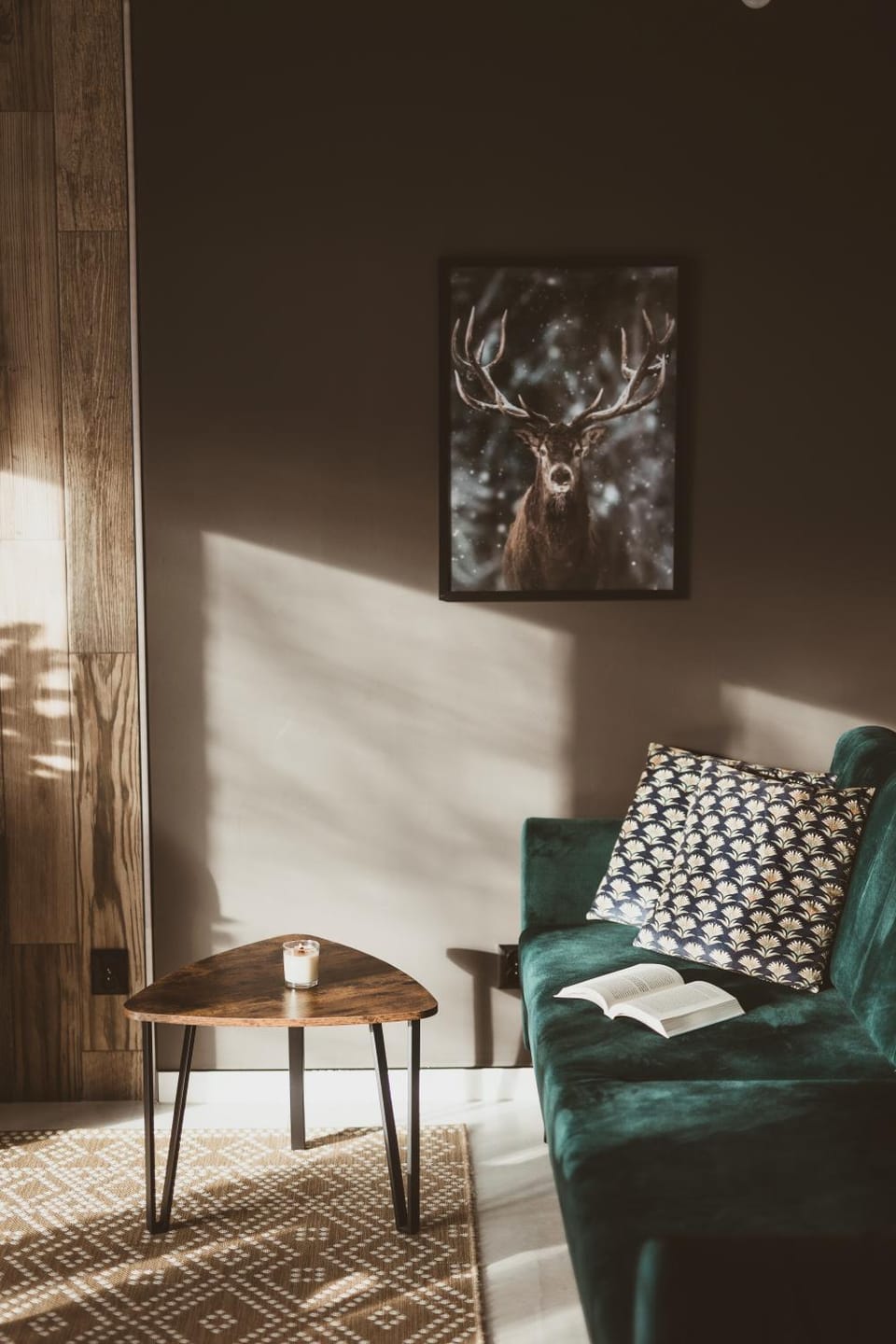 Bed, Living room, Photo of the whole room, Decorative detail, Seating area