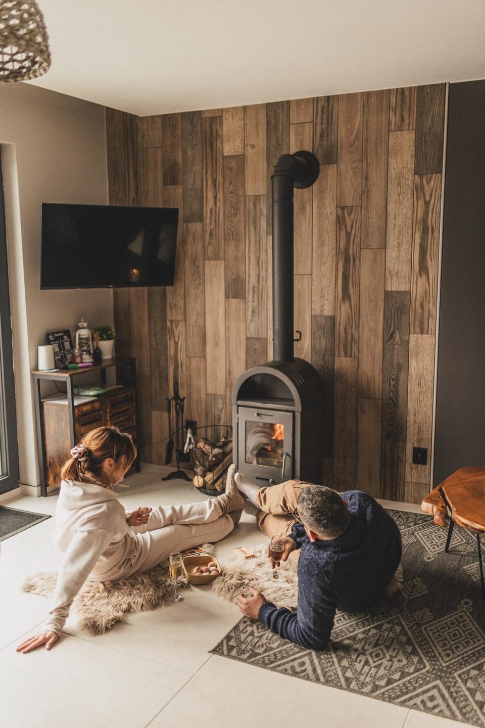 Day, People, TV and multimedia, Decorative detail, Seating area, Evening entertainment, children, Family, fireplace