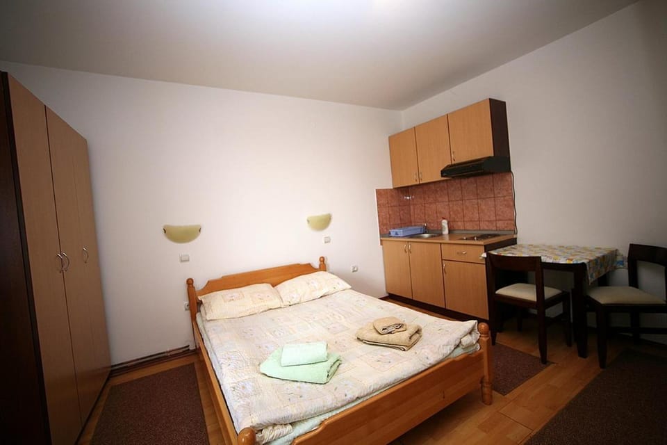 Bed, Kitchen or kitchenette, Photo of the whole room, Dining area, Bedroom, towels