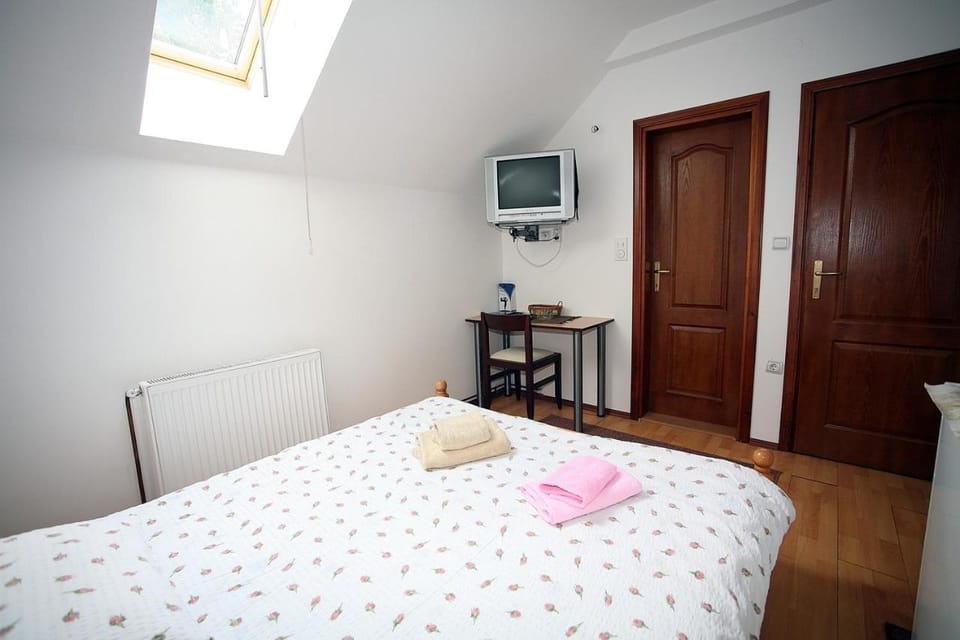 Bed, TV and multimedia, Photo of the whole room, Bedroom, hair dresser, towels, wardrobe