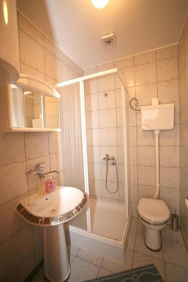 Shower, Toilet, Bathroom, Bath, towels