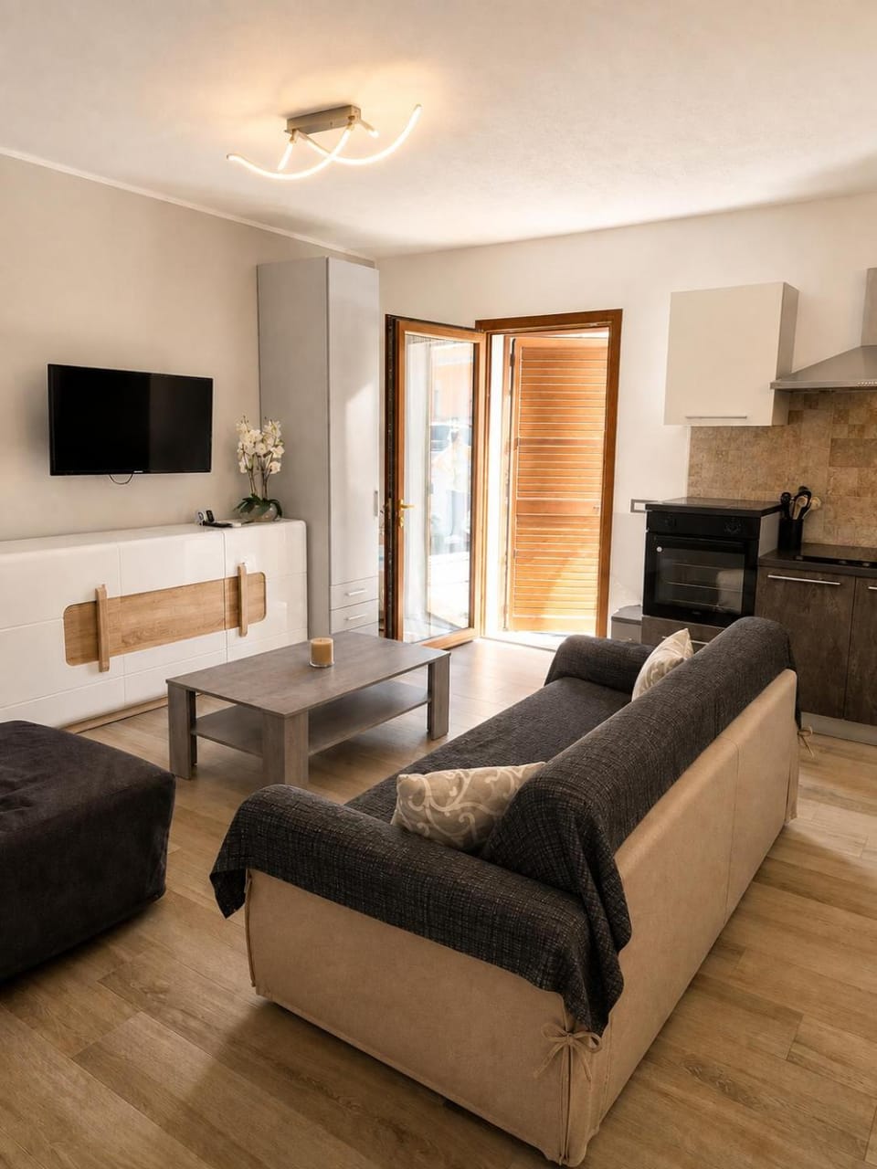 Communal lounge/ TV room, TV and multimedia, Kitchen or kitchenette, Living room, Seating area, Evening entertainment