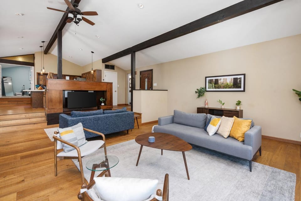 TV and multimedia, View (from property/room), Living room, Mountain view, flat iron