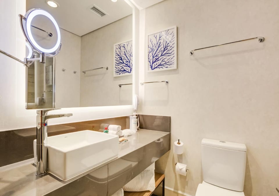 Bathroom, towels