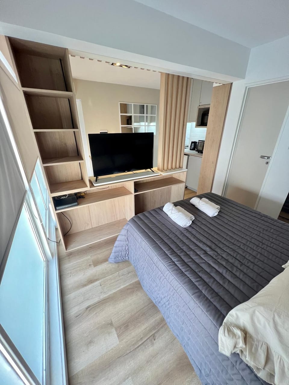 Bed, TV and multimedia, Photo of the whole room, Bedroom, towels, wardrobe