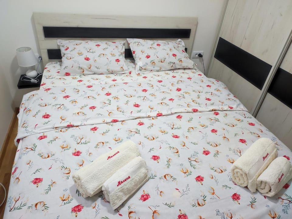 Bed, Bedroom, towels