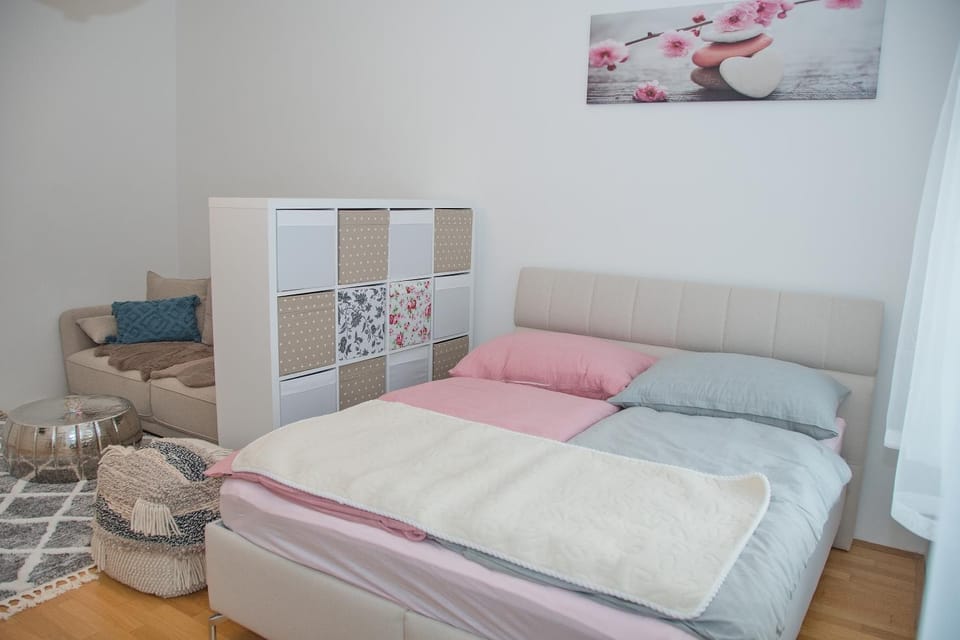 Bed, Living room, Photo of the whole room, Seating area, Bedroom, internet