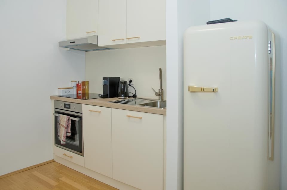 Coffee/tea facilities, Kitchen or kitchenette, oven, stove