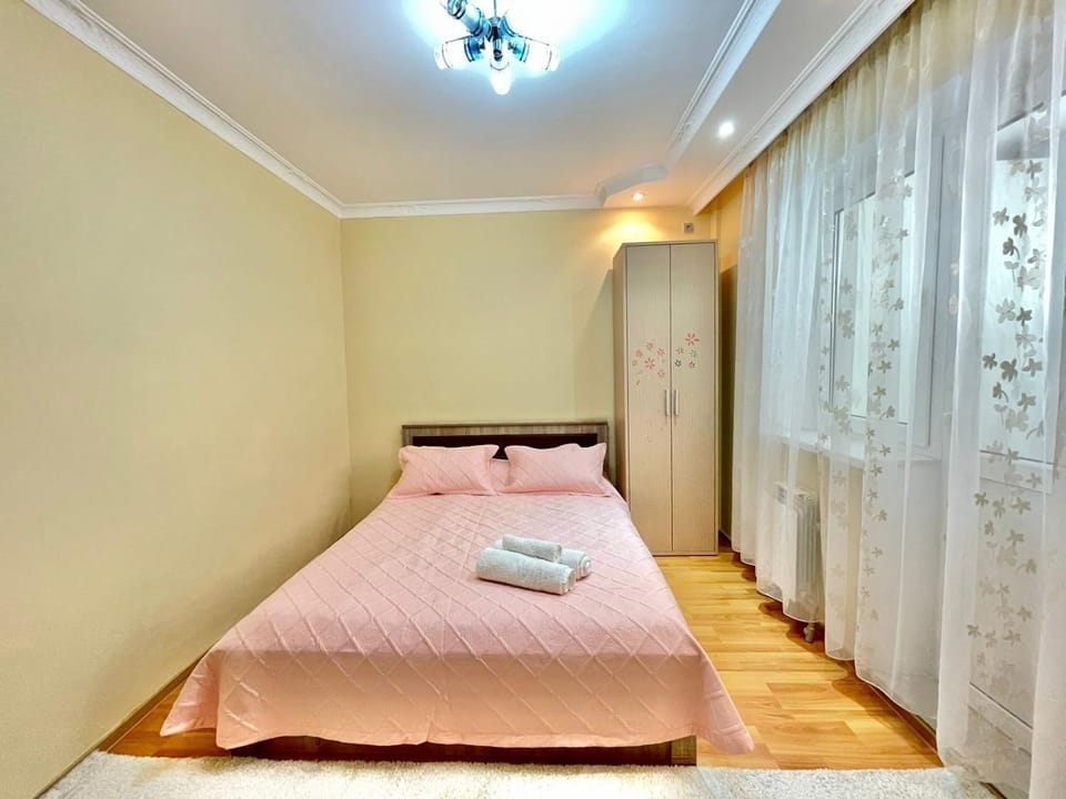 Bed, Bedroom, towels, wardrobe
