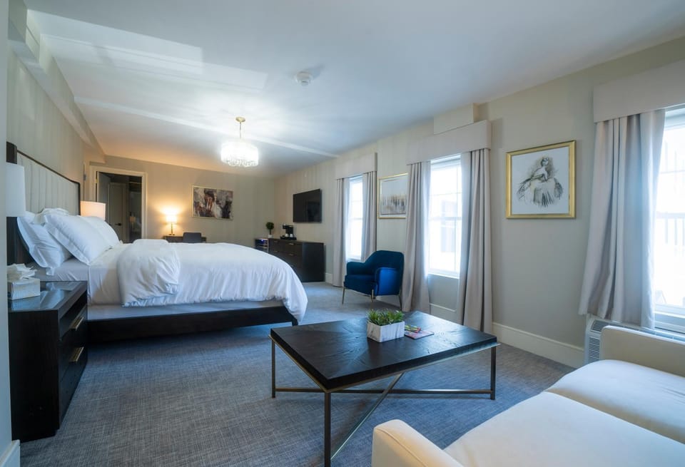 Bed, TV and multimedia, Photo of the whole room