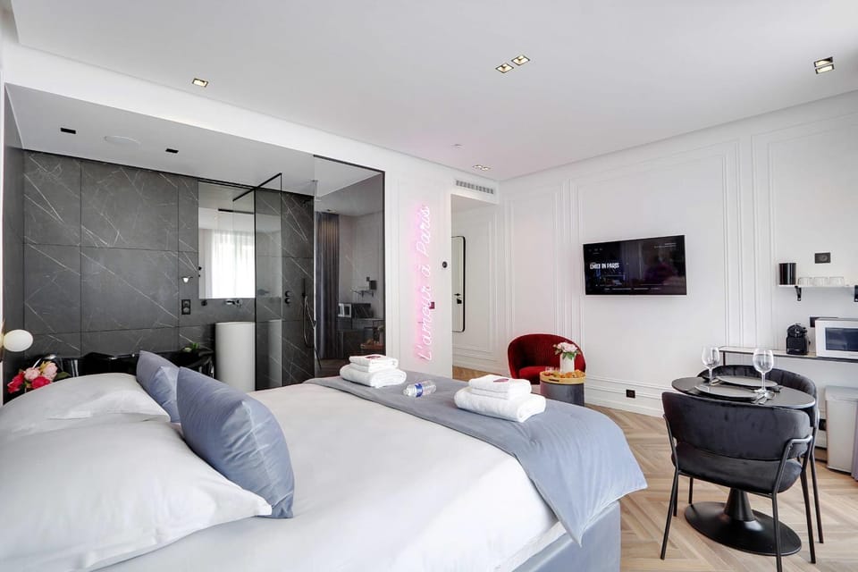 Bed, TV and multimedia, Bedroom