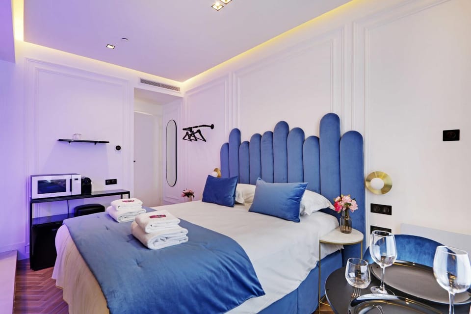 Bed, TV and multimedia, Photo of the whole room, Bedroom, towels