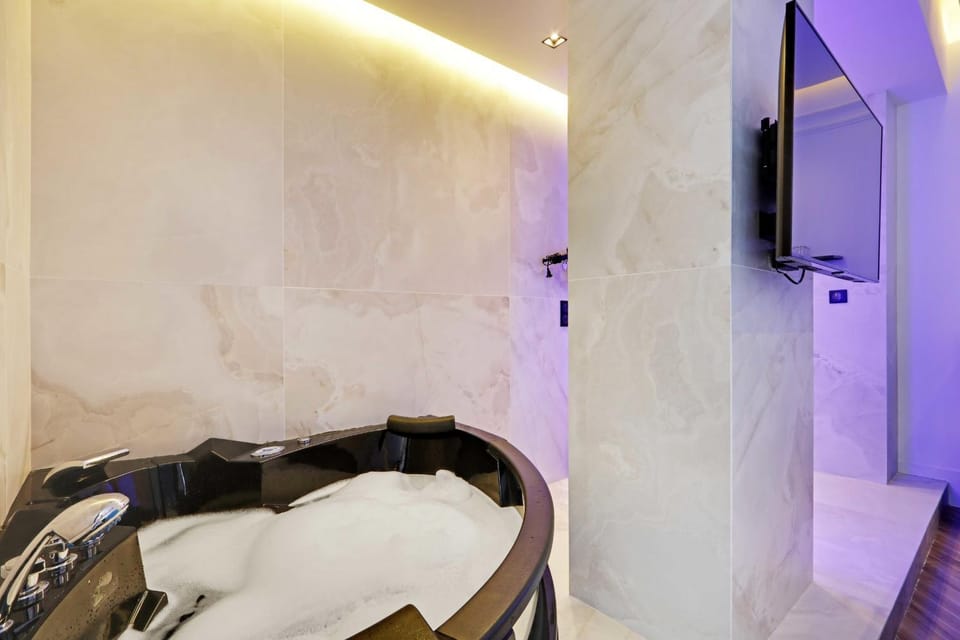 Bathroom, TV and multimedia