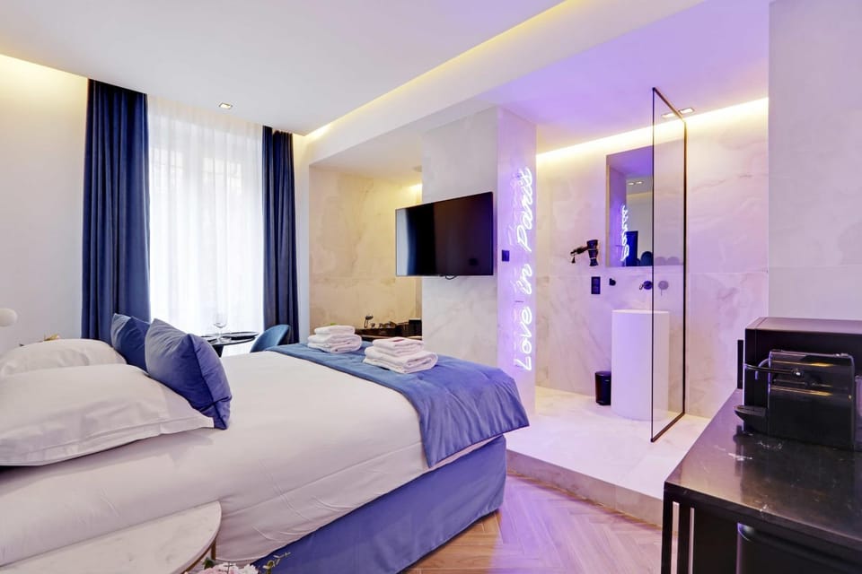 Bed, TV and multimedia, Photo of the whole room, Bedroom