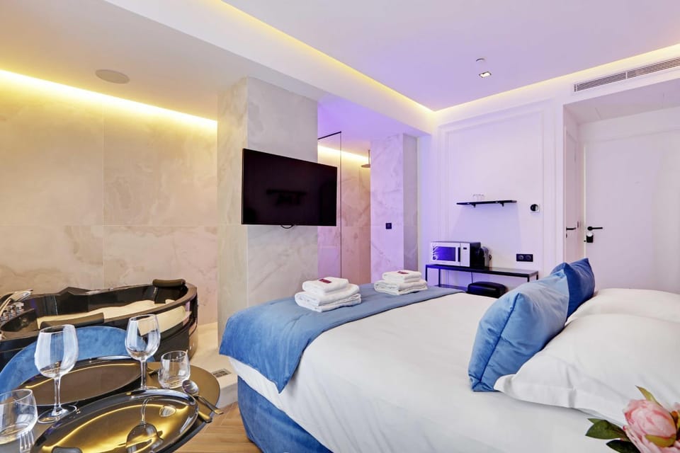 Bed, TV and multimedia, Photo of the whole room, Bedroom
