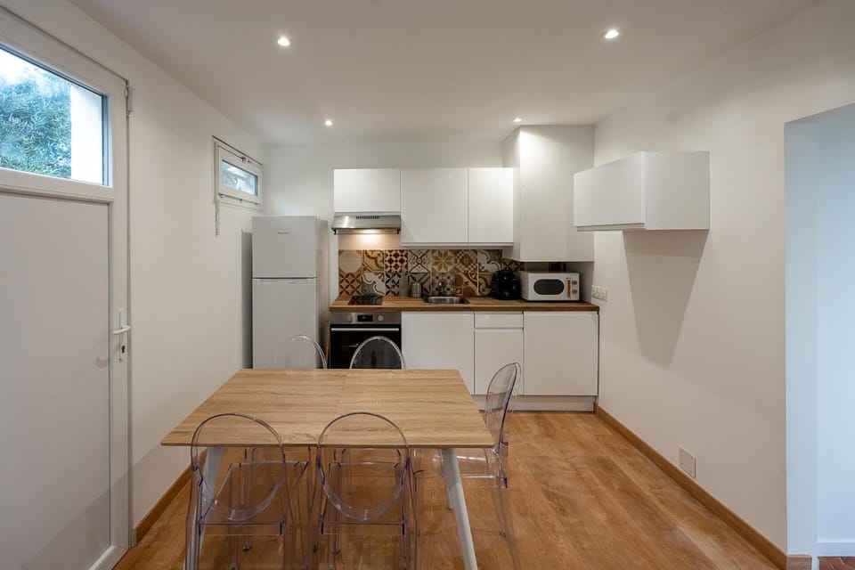 Dining area, kitchen