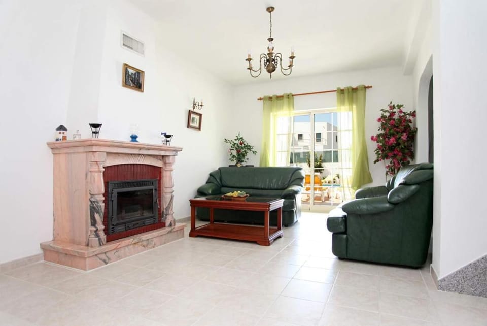 Villa Da Duarte - walkable to beach shops bars House in Guia
