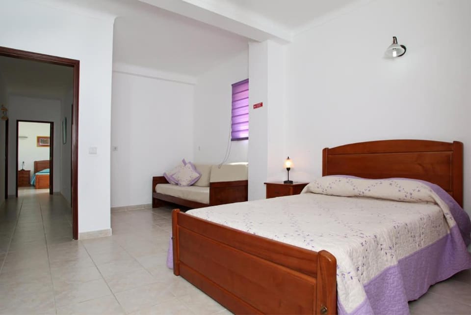 Villa Da Duarte - walkable to beach shops bars House in Guia