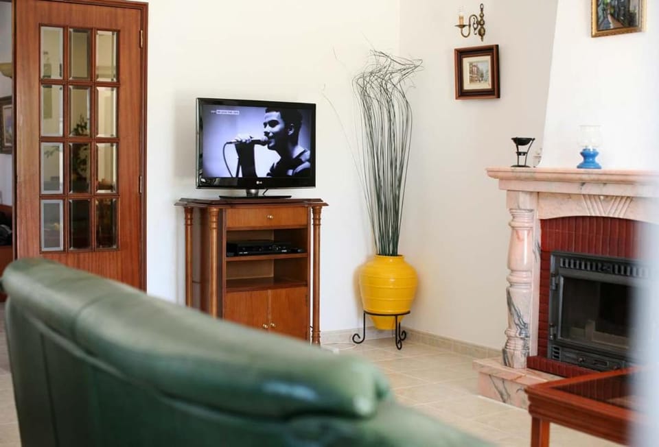 Villa Da Duarte - walkable to beach shops bars House in Guia