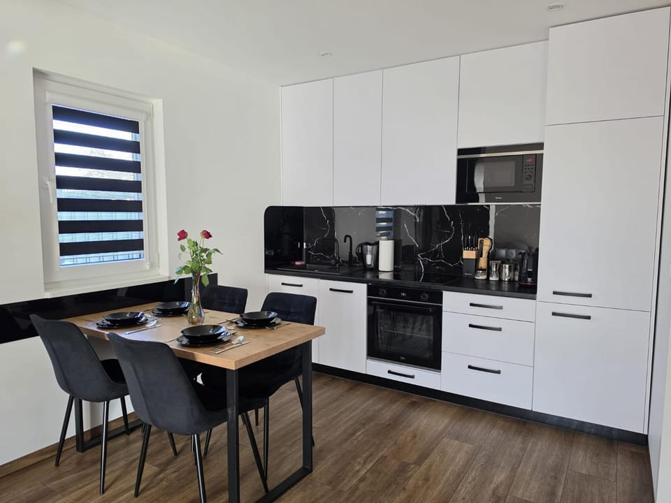 Coffee/tea facilities, Kitchen or kitchenette, Dining area, dishwasher, oven, stove