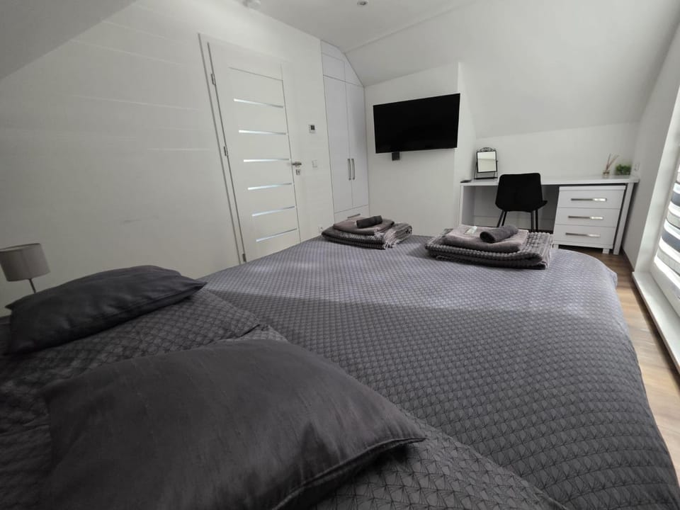 Communal lounge/ TV room, Bed, TV and multimedia, Photo of the whole room, Evening entertainment, Bedroom, towels