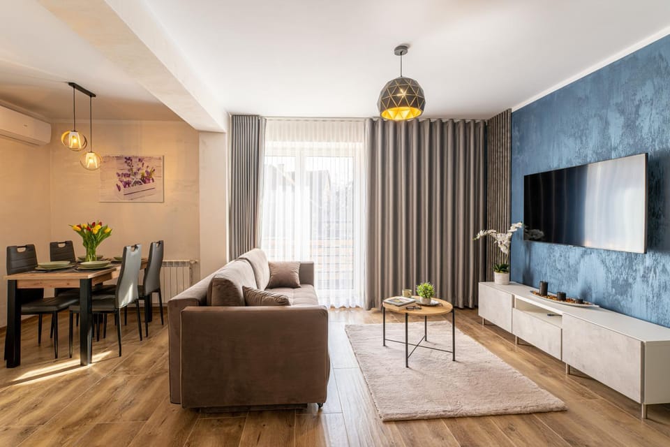 TV and multimedia, Living room, Seating area, Dining area