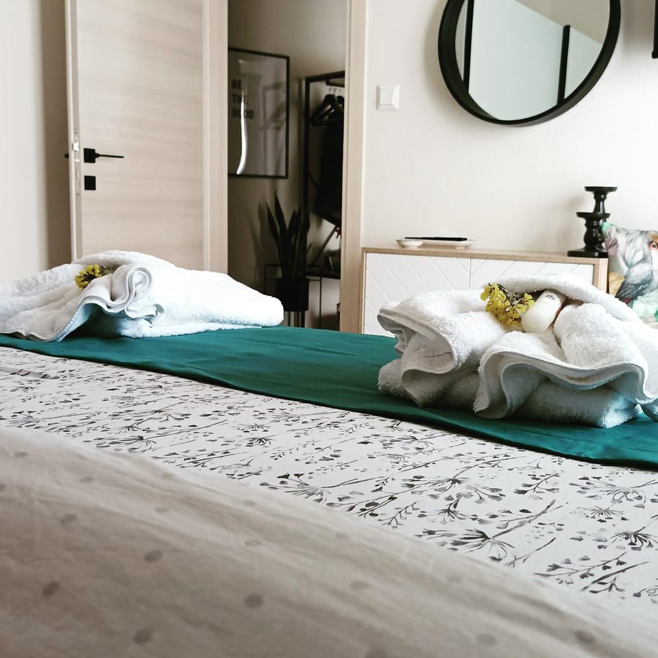 Bed, Photo of the whole room, Bedroom, towels