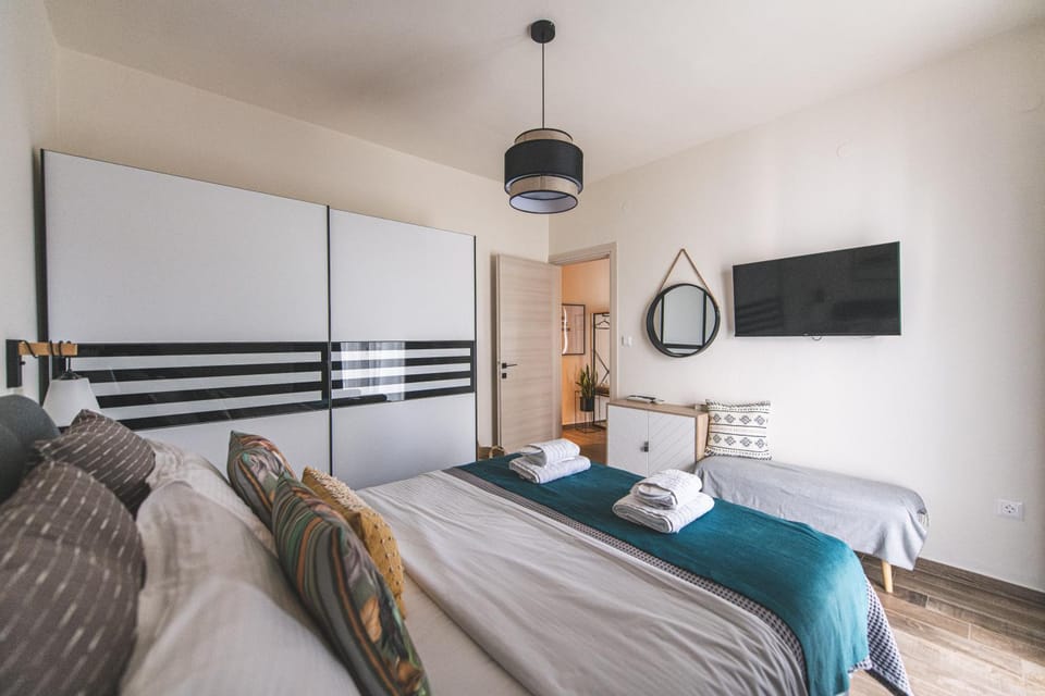 Bed, TV and multimedia, Photo of the whole room, Bedroom, towels