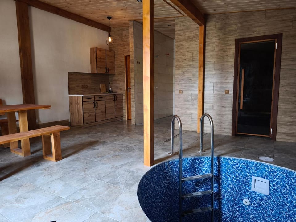 Будинок де є басейн з підігрівом та бесідки чан джакузі сауна House in Ukraine