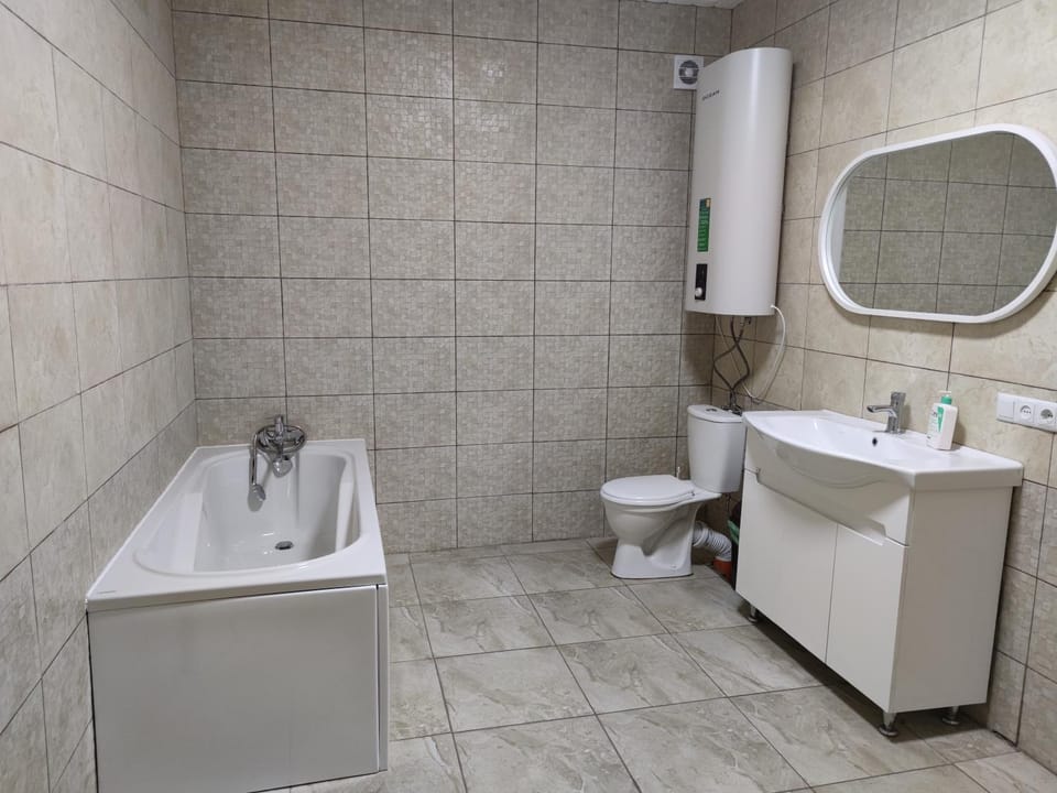 Будинок де є басейн з підігрівом та бесідки чан джакузі сауна House in Ukraine