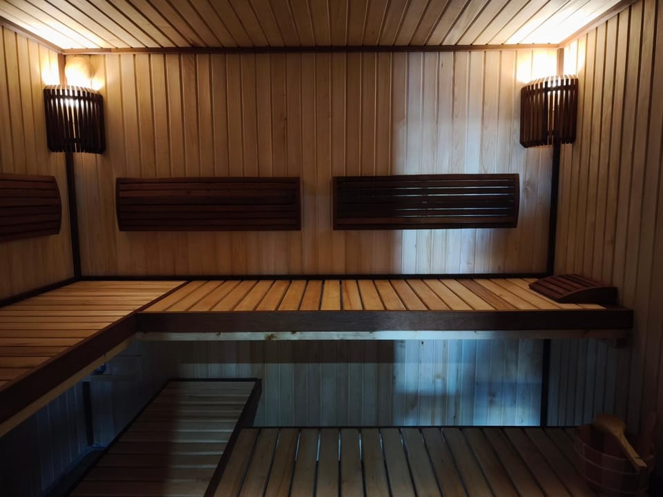 Будинок де є басейн з підігрівом та бесідки чан джакузі сауна House in Ukraine