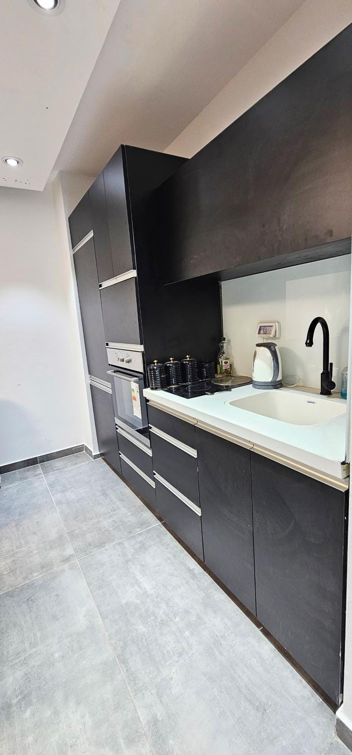 Coffee/tea facilities, Kitchen or kitchenette, stove