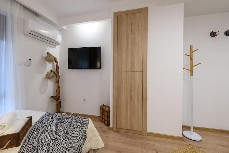 Communal lounge/ TV room, Bed, TV and multimedia, Photo of the whole room, Bedroom, wardrobe, air conditioner