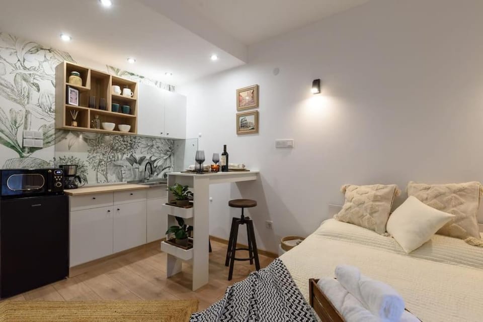 Bed, Kitchen or kitchenette, Living room, Photo of the whole room, Seating area, Dining area, Bedroom