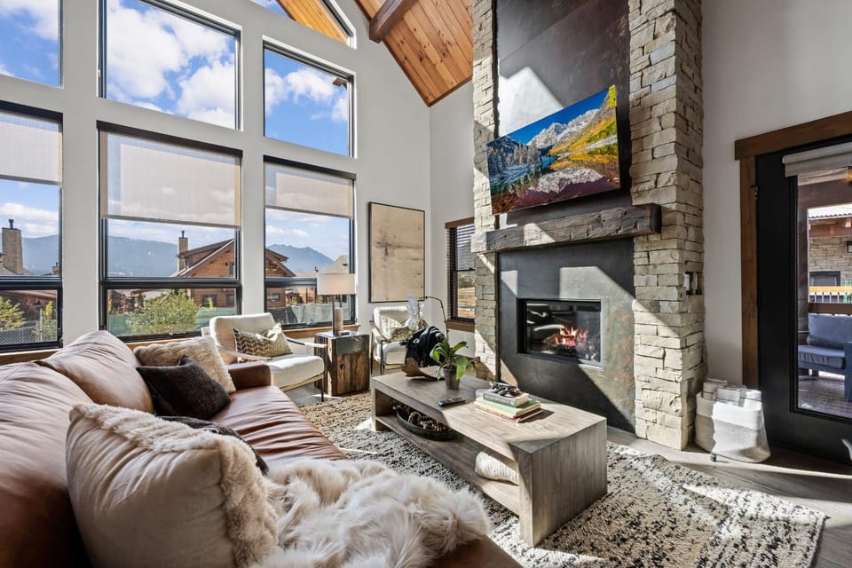 Rocky Mountain Gem! Two Large patios, Fireplace and Private Jacuzzi House in Estes Park