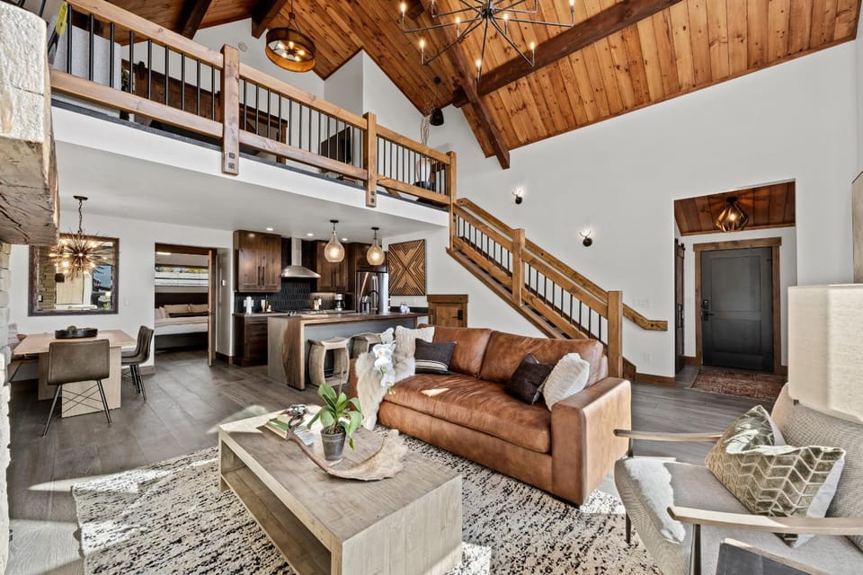 Rocky Mountain Gem! Two Large patios, Fireplace and Private Jacuzzi House in Estes Park